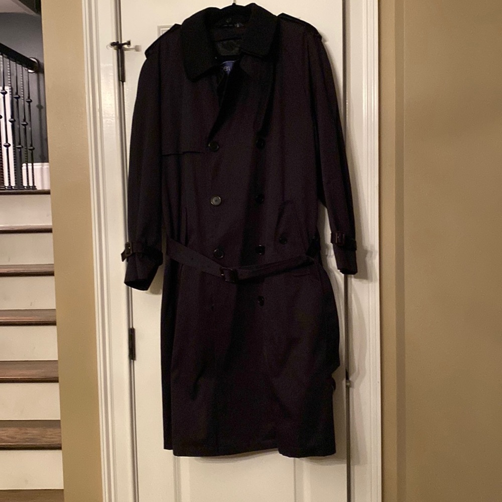 Perusal size 42 trenchcoat with detachable belt. Excellent condition.